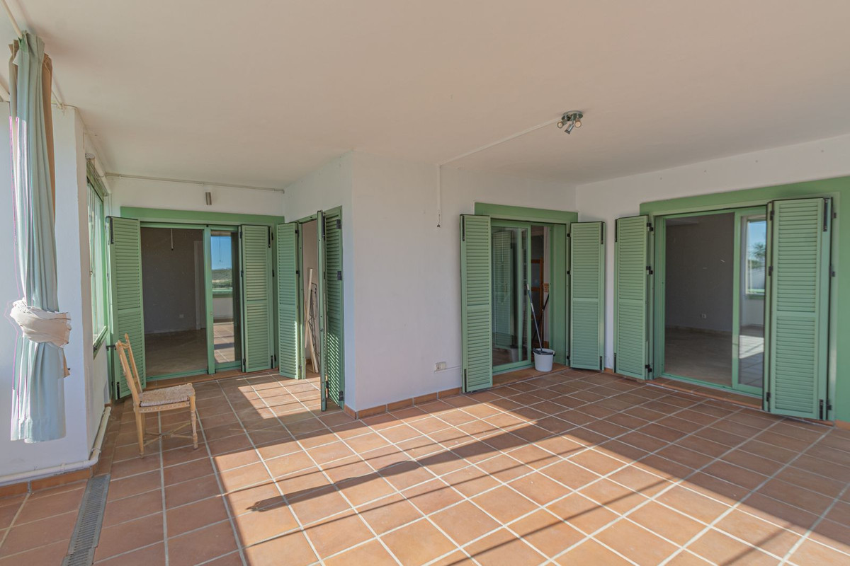 Apartment Middle Floor in La Alcaidesa, Costa del Sol
