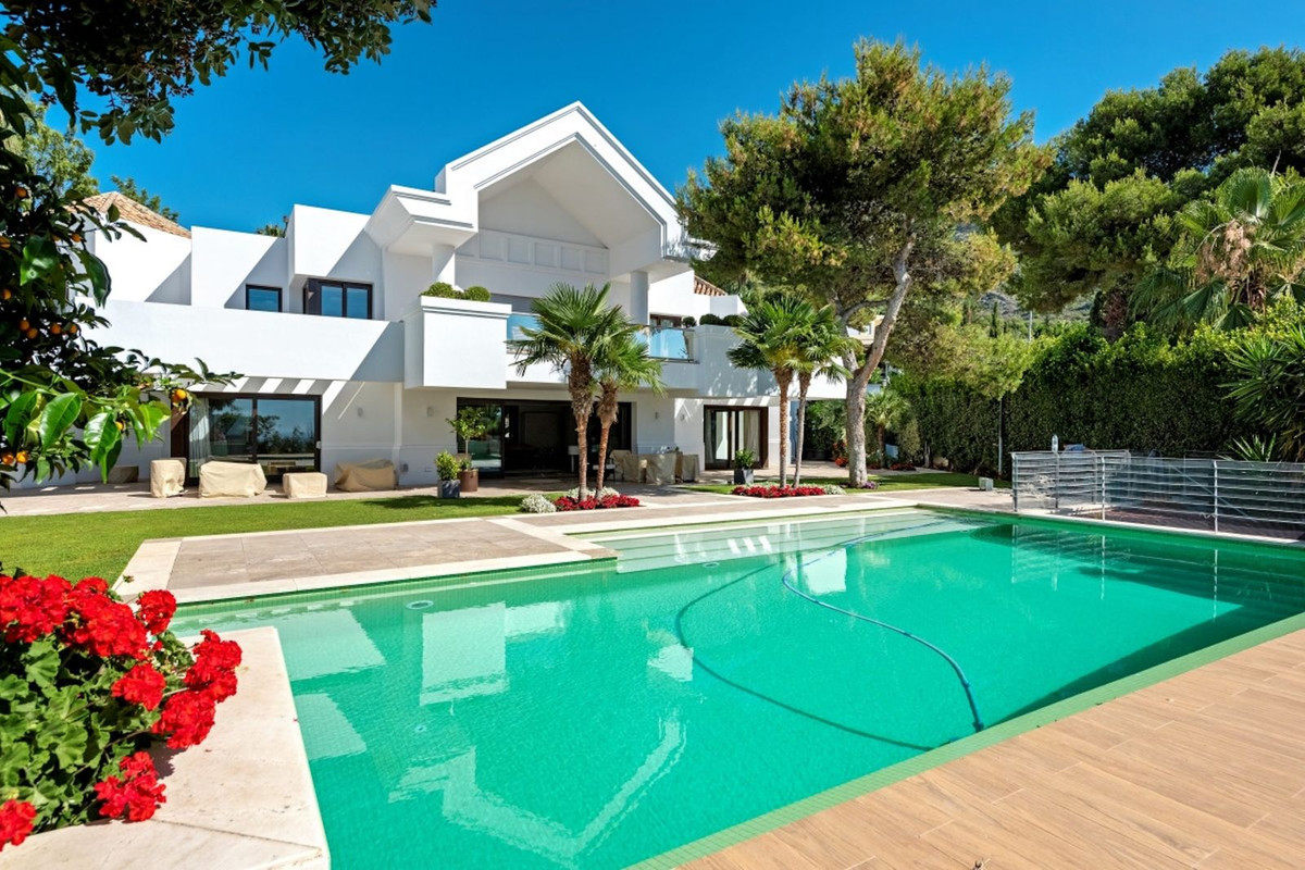6 bedroom Villa For Sale in Sierra Blanca, Málaga