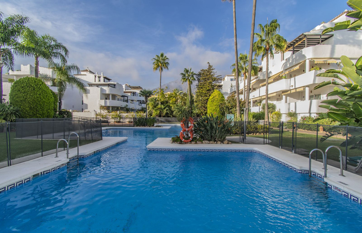 Middle Floor Apartment for sale in Nagüeles, Costa del Sol