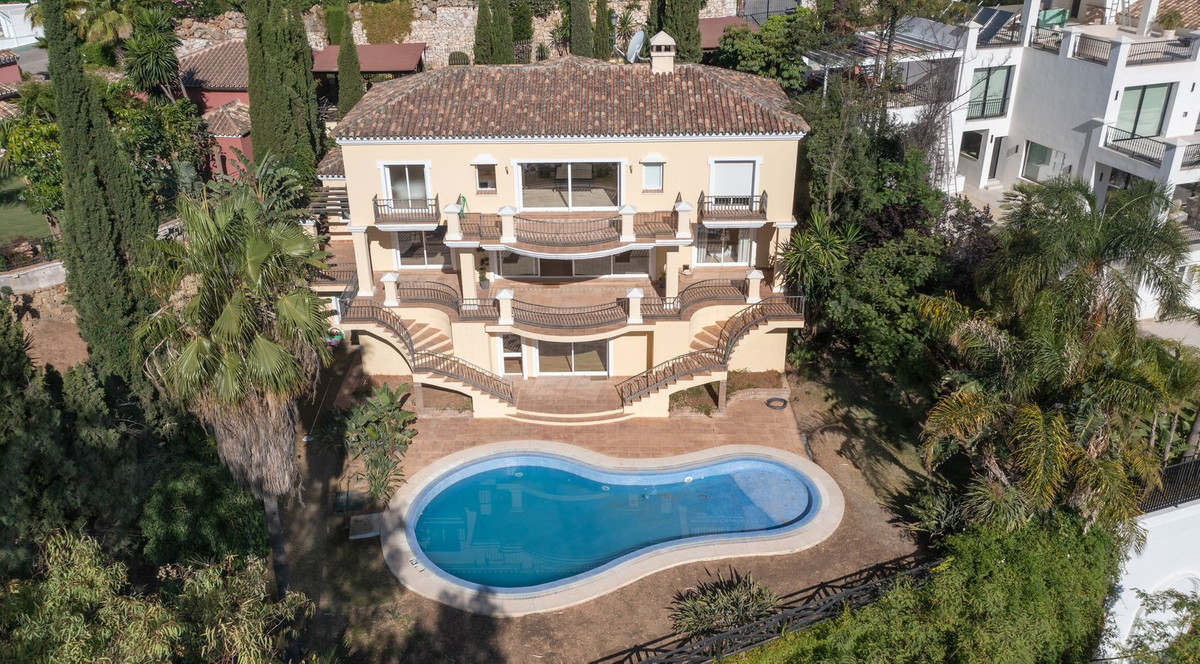 8 bedroom Villa For Sale in Benahavís, Málaga