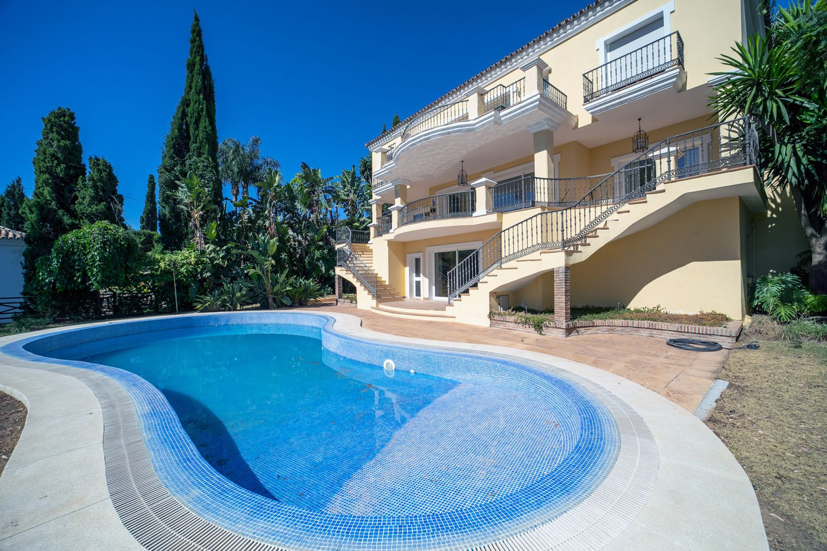 8 bedroom Villa For Sale in Benahavís, Málaga
