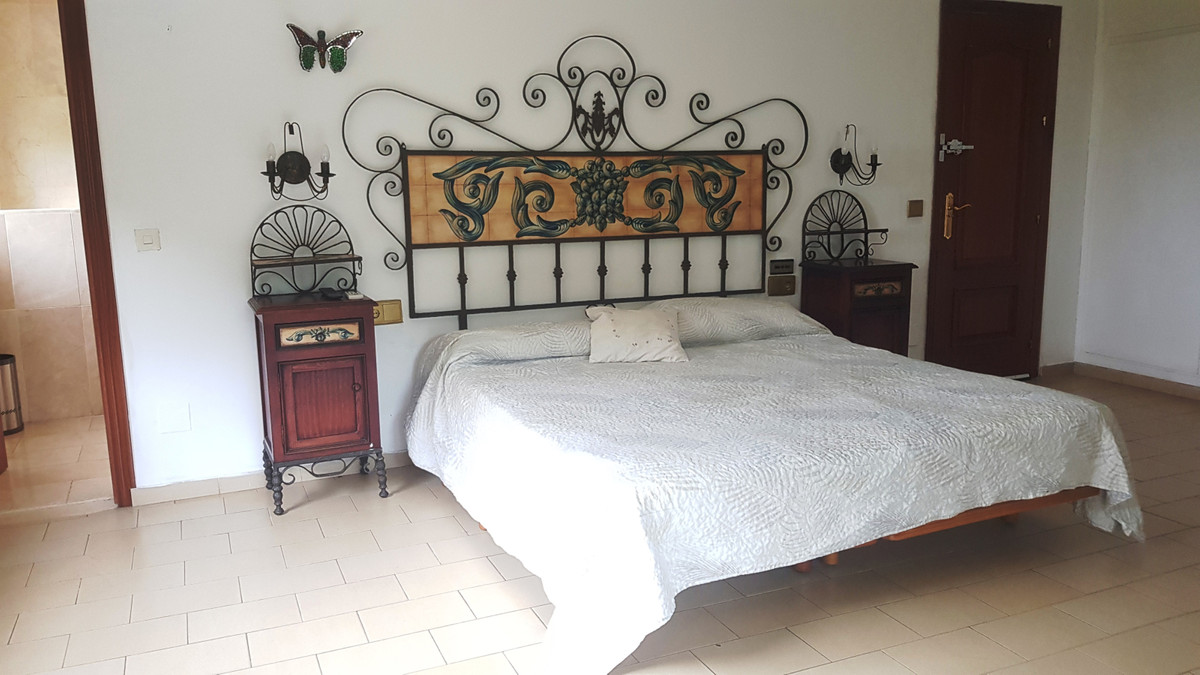 5 Dormitorio Villa en venta Elviria