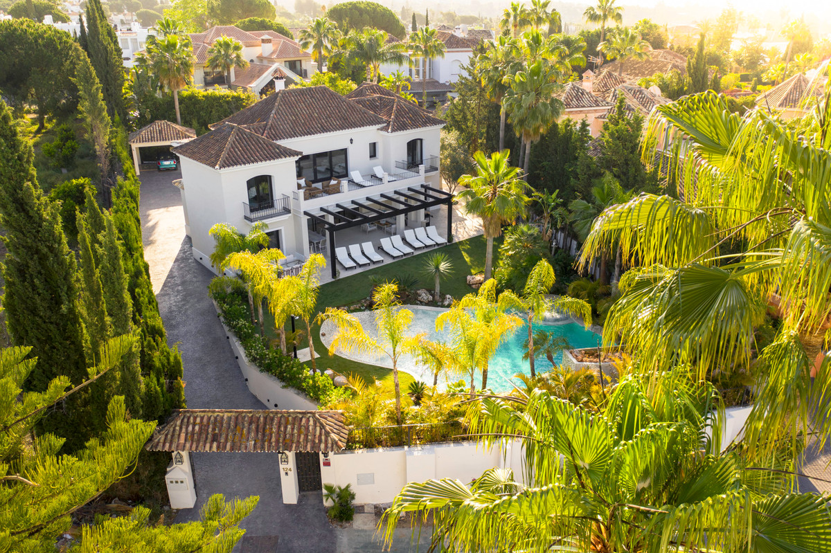 Vrijstaande Villa te koop in Nueva Andalucía R3982765
