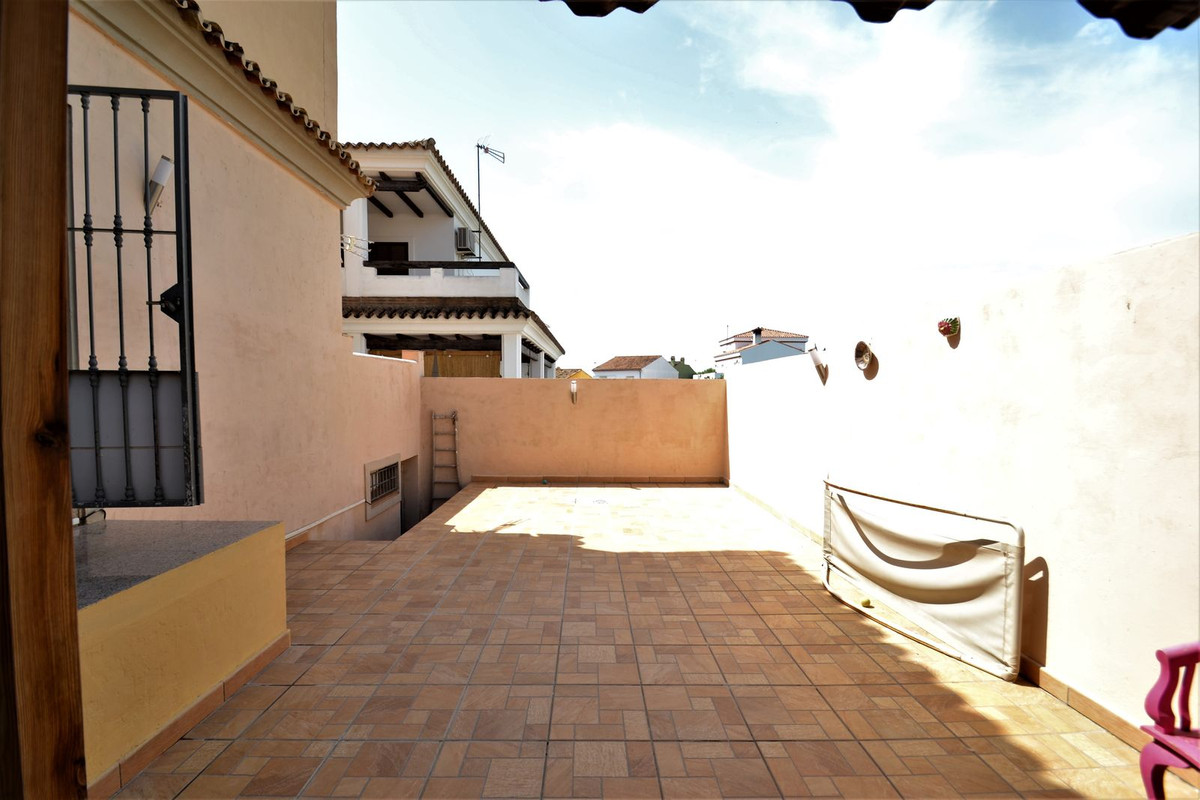 Great detached villa in the village of Pueblo Nuevo de Guadiaro, just a 5 minute walk to the commercial area, and a couple of minutes from the La C...