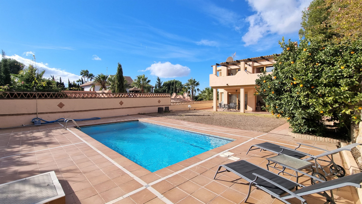 This 4 bedroom villa is well positioned within La Capellania, Benalmadena, and is walking distance t, Spain