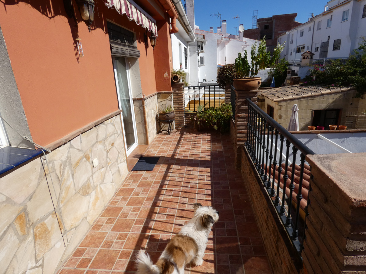 Lovely bright townhouse in Alhaurin El Grande. This two storey house is distributed as follows:

On , Spain