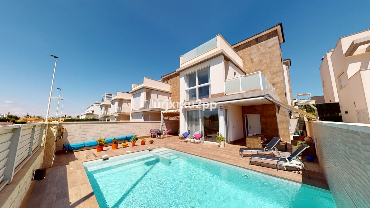 This very modern 4 bed 3.5 bath Detached villa has an open plan living area with an American kitchen, Spain