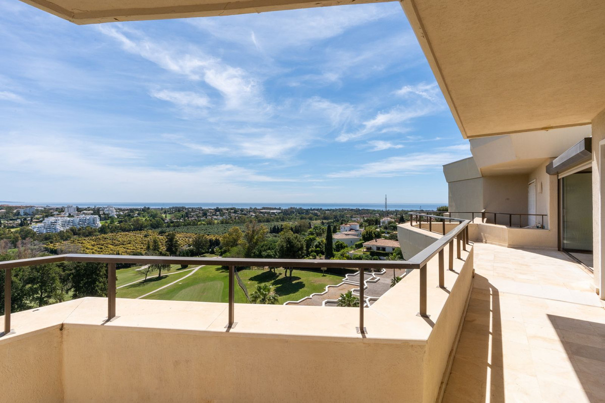 Apartment Penthouse for sale in Atalaya, Costa del Sol