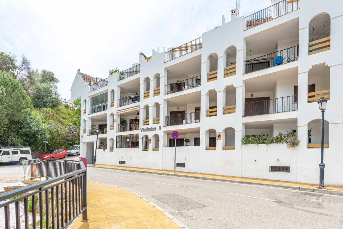 Ground floor 2 bedroom apartment in the centre of Benahavis village.

This comfortable home consists, Spain