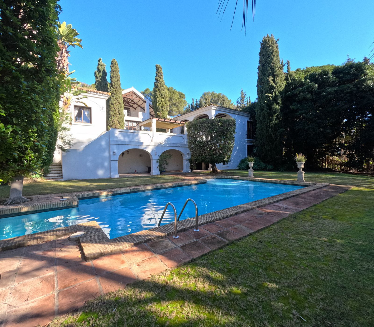 Spectacular 4 bedroom villa in Sotogrande D Zone with plenty of space and lots of potential! In the , Spain
