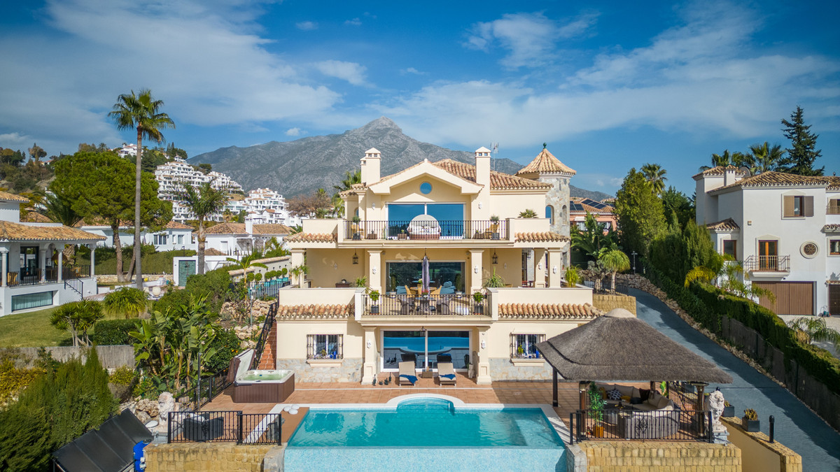 Vrijstaande Villa te koop in Nueva Andalucía R4653613