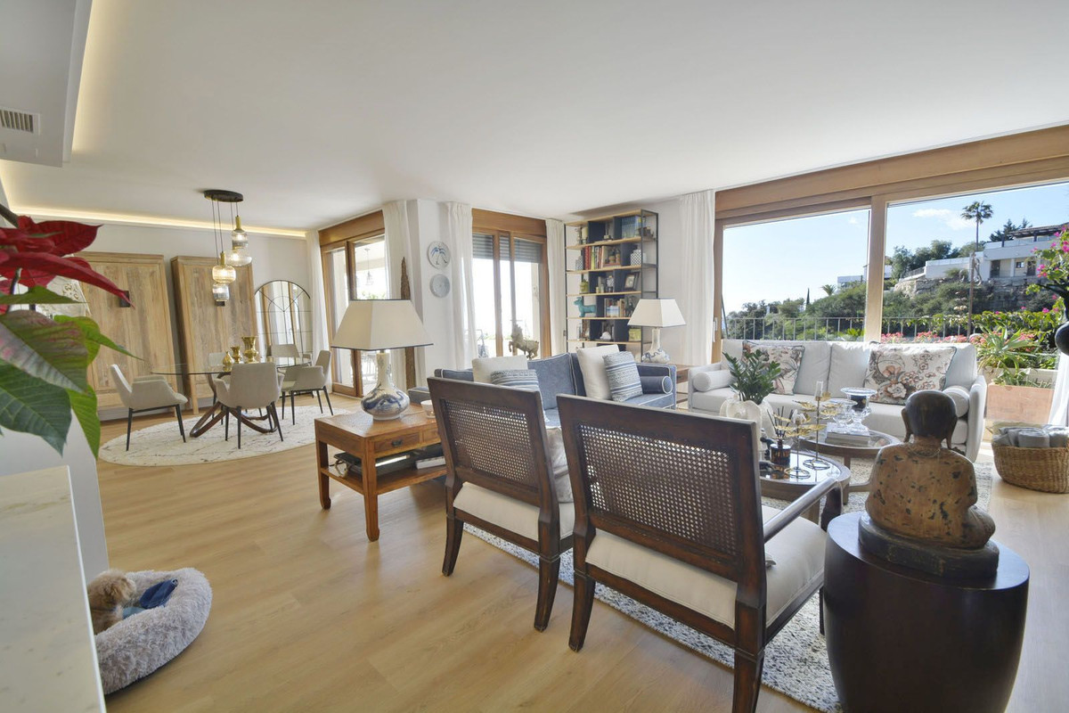 2 bedroom Apartment For Sale in Altos de los Monteros, Málaga