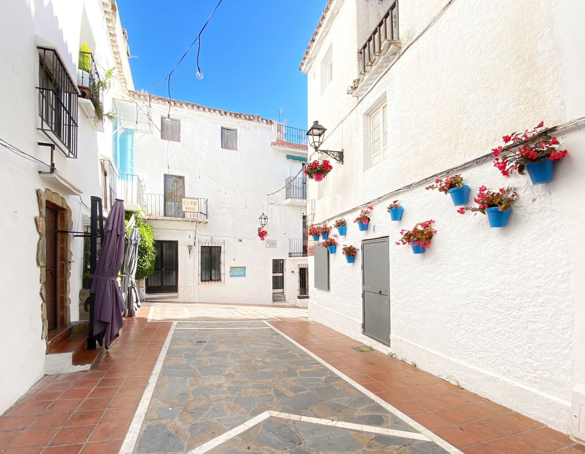 Townhouse composed of 2 bedrooms and 1 bathroom distributed over 3 floors.
A small and cozy living-d, Spain