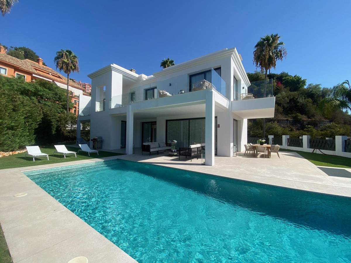 Detached Villa for sale in Monte Halcones, Costa del Sol