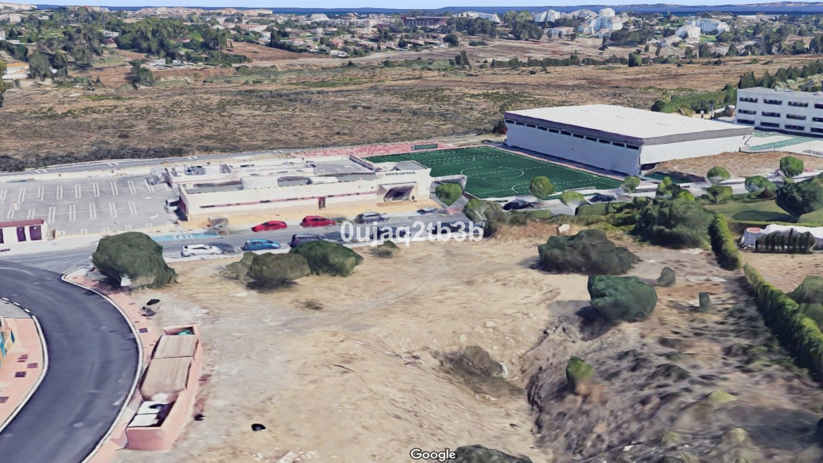 Small commercial plot perfectly located within a high net worth consolidated residential area. Ideal, Spain