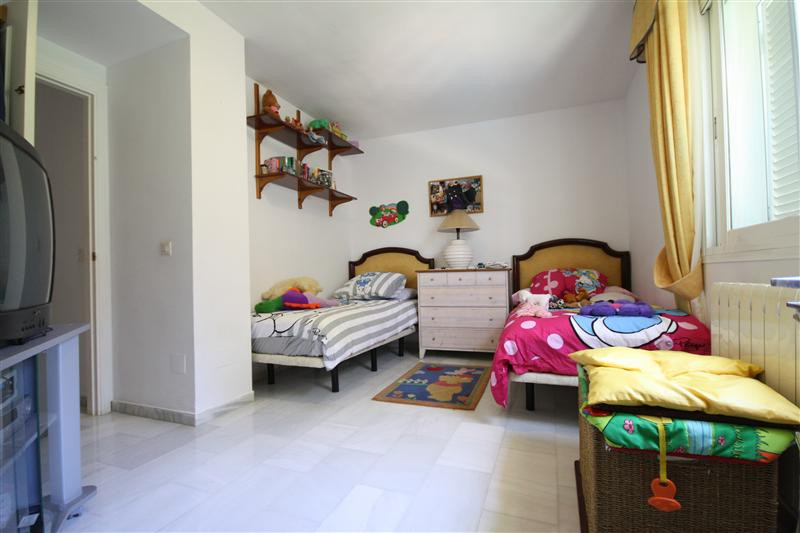 4 bedrooms Villa in Elviria