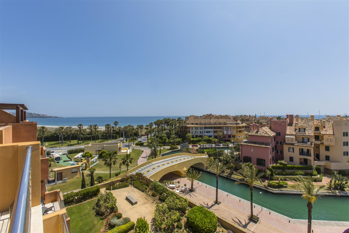 PENTHOUSE WITH AMAZING VIEWS IN THE MARINA OF SOTOGRANDE. Spectacular property, located in one of th, Spain