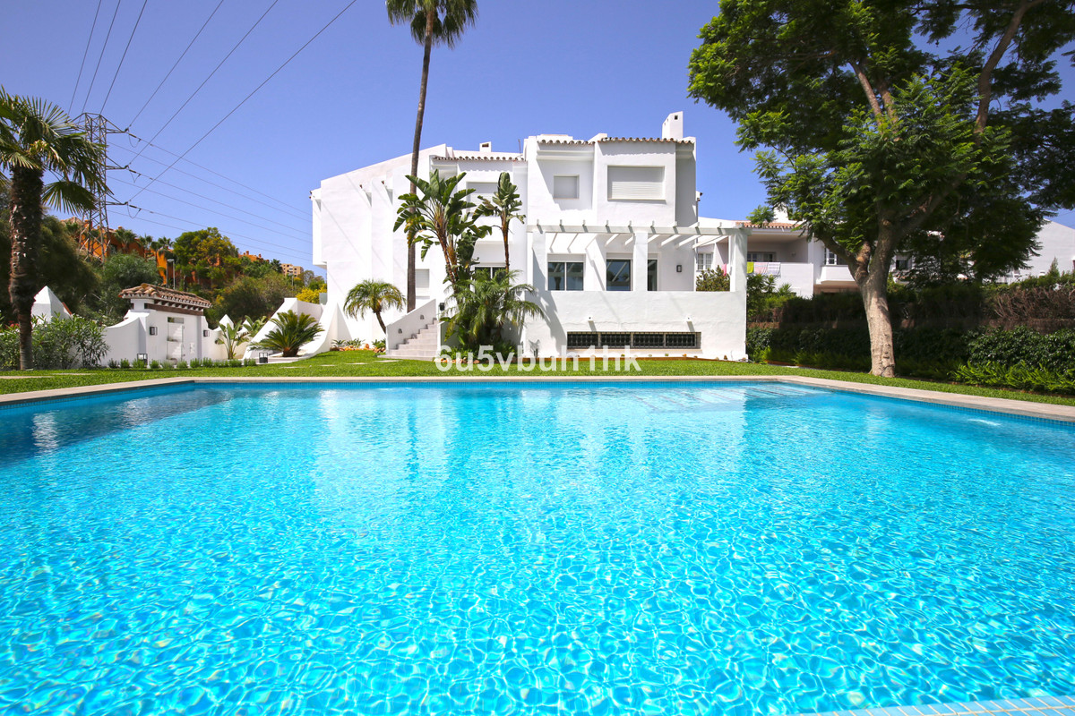 Semi-Vrijstaande Villa te koop in Nueva Andalucía R3501649
