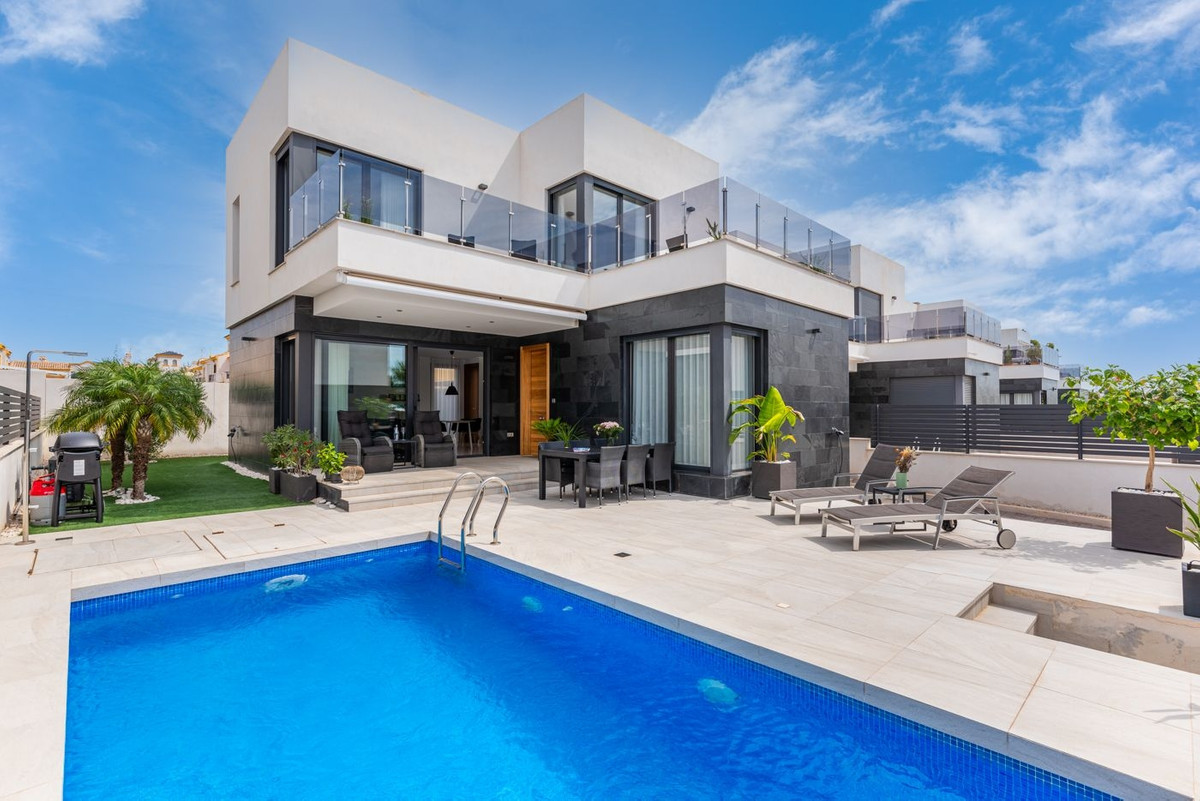 Villa with 3 bedrooms, 3 bathrooms and its own heated pool, beautifully situated in El Raso overlook, Spain