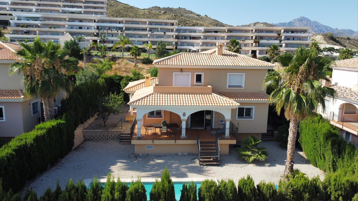 Six Seconds Properties offers you this detached villa with private pool and parking in an exclusive , Spain