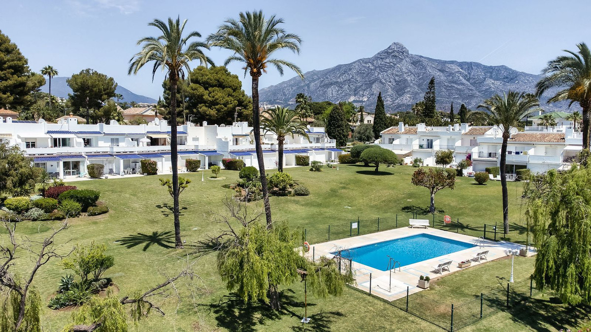 A rare opportunity to buy a top floor apartment in the popular complex of La Rinconada with it´s wel, Spain