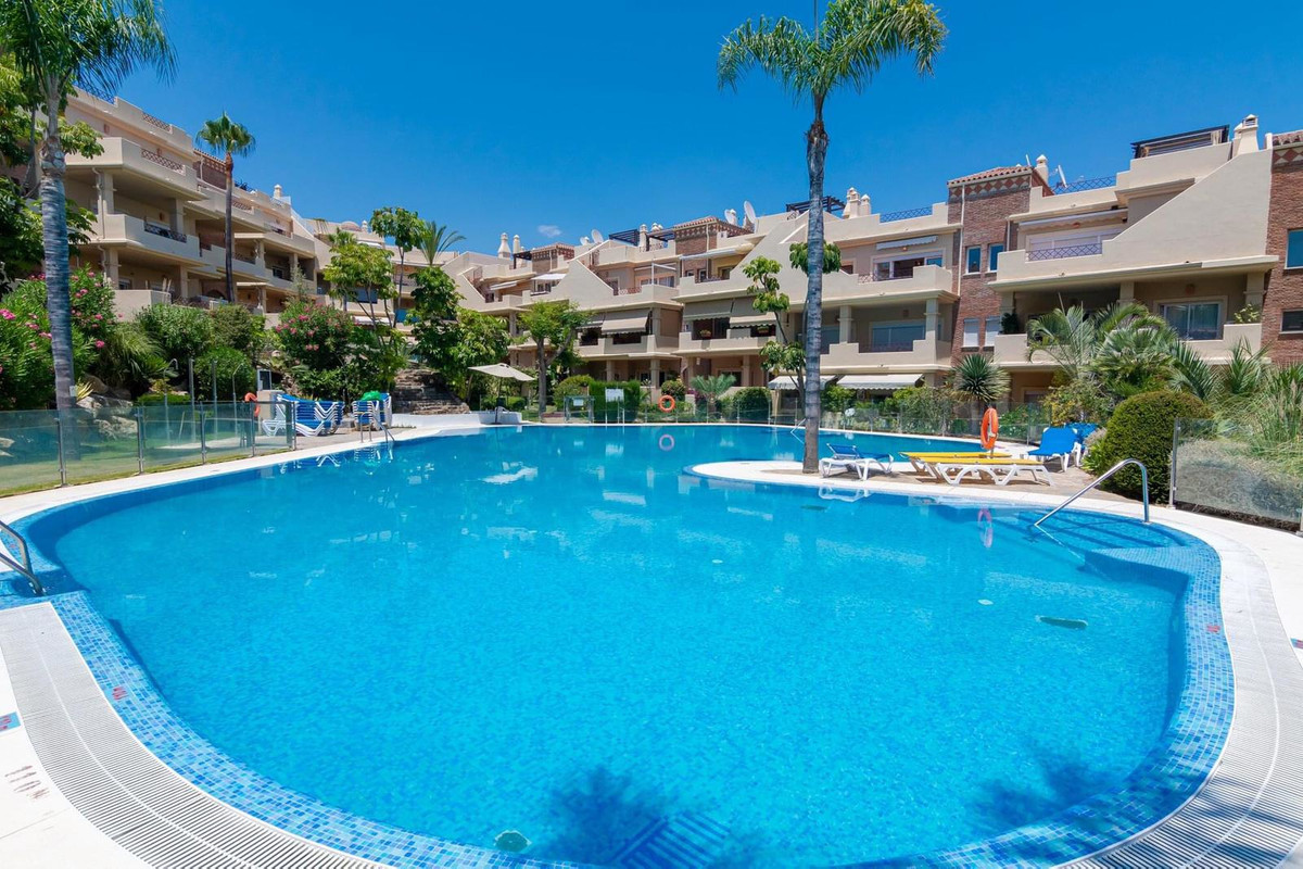 Fabulous apartment in a sought after urbanization in the famous Los Flamingos Golf area.

Recently r, Spain