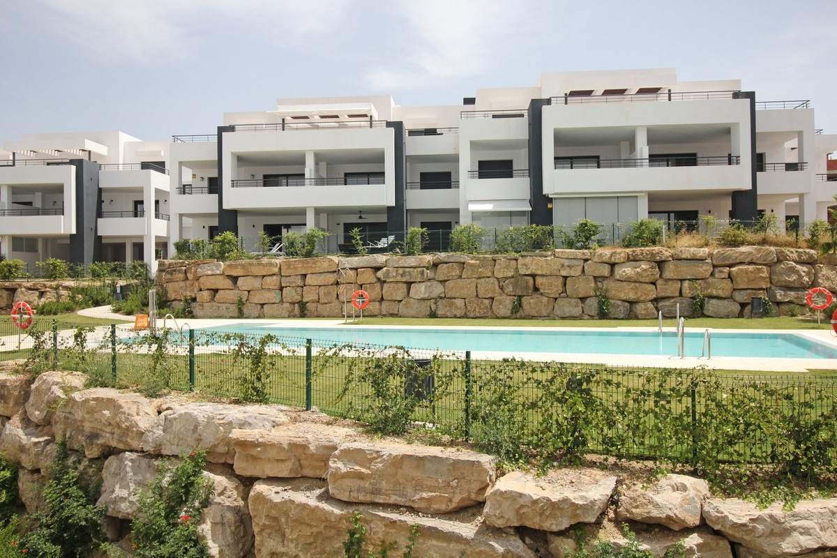 <h2>Spacious Apartment on the Golf Course&apos;s First Line in Casares</h2>