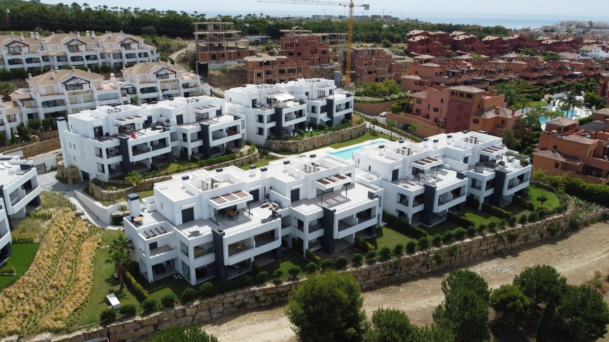 <h2>Spacious Apartment on the Golf Course&apos;s First Line in Casares</h2>