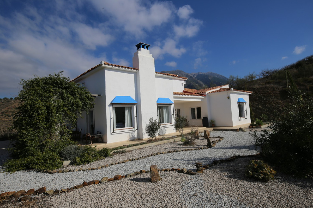 This stylish Finca is located in an idyllic secluded location on a plot of 9000 m2.