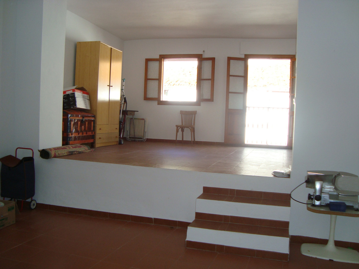 With the charm of the town houses, a fantastic house is sold in Jimena de la Frontera. Rehabilitated, Spain