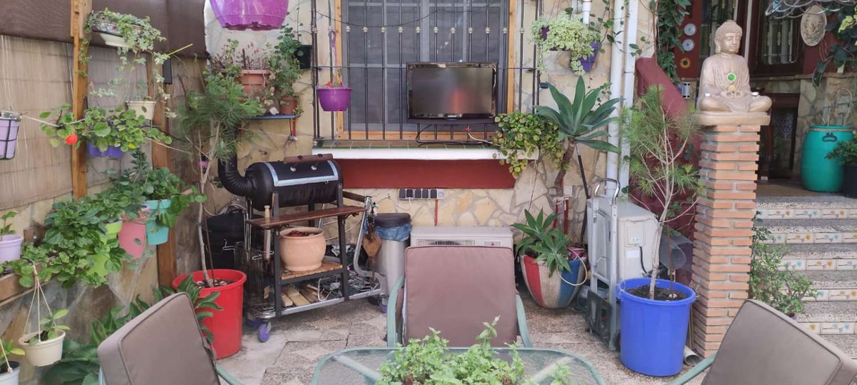 3079-V For sale terraced house of three floors, it consists on the ground floor of a living room with fireplace, a fitted kitchen, 1 toilet, two pa...