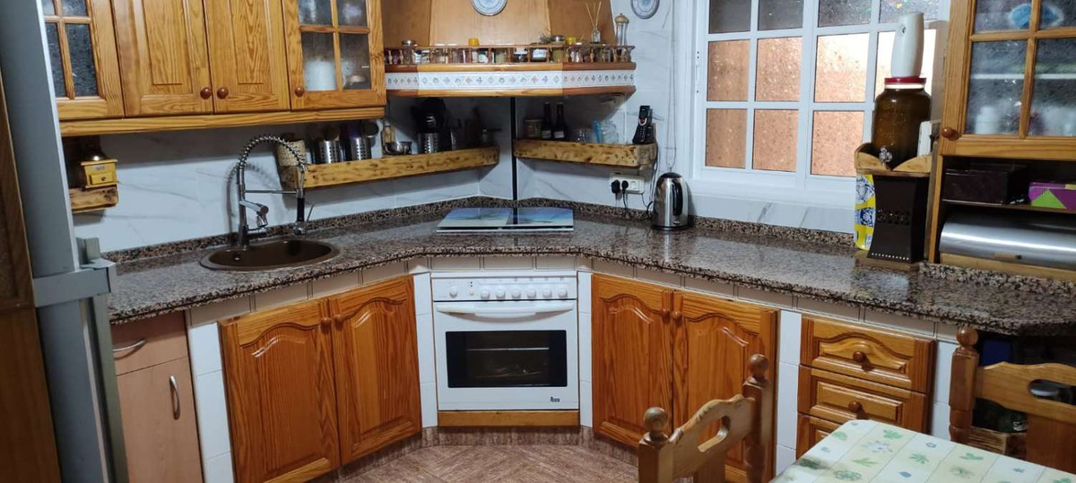 3079-V For sale terraced house of three floors, it consists on the ground floor of a living room with fireplace, a fitted kitchen, 1 toilet, two pa...