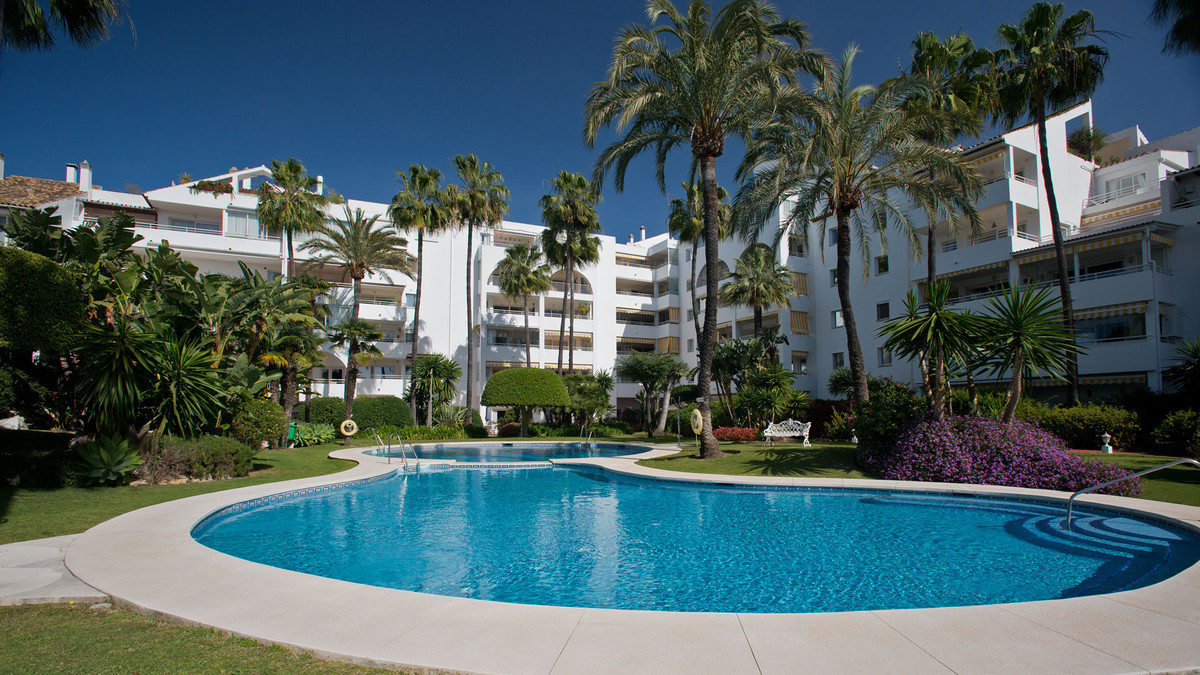 Middle Floor Apartment for sale in Atalaya, Costa del Sol