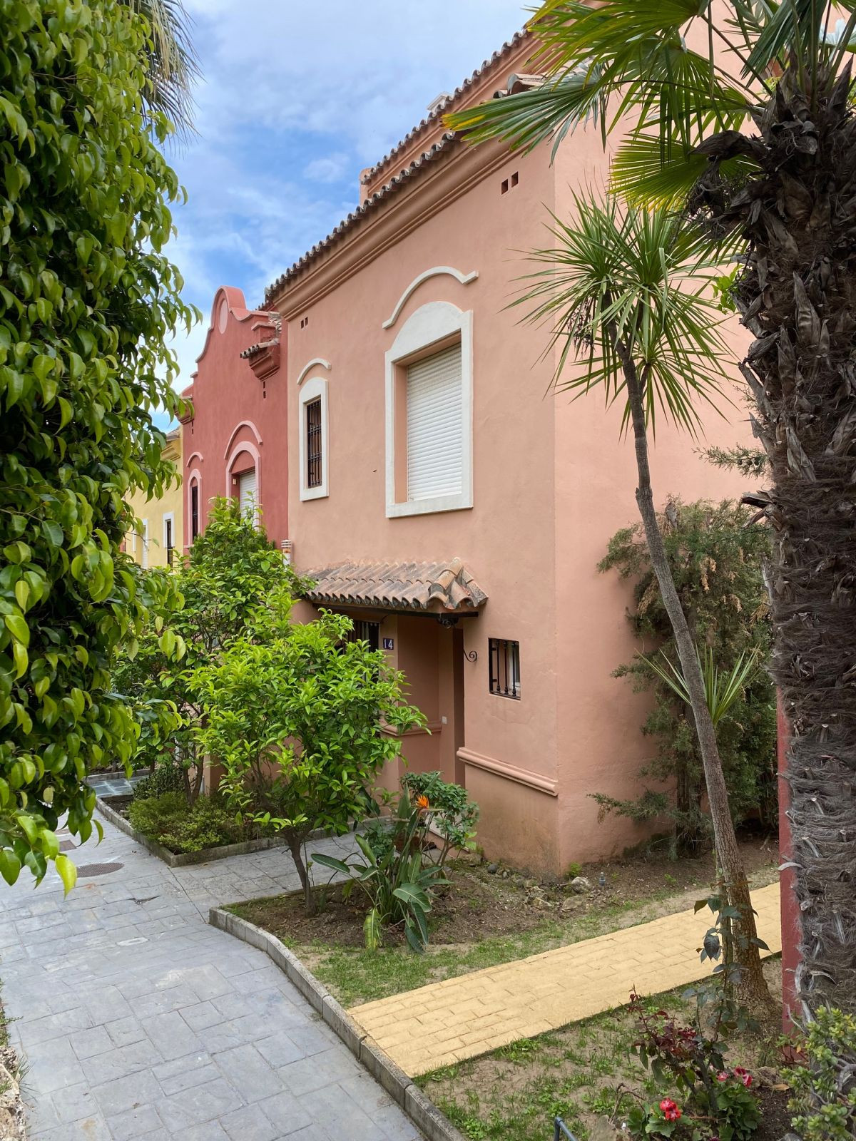 Lovely corner townhouse on a quiet community close to cafes and gym.   Few minutes from the beach by, Spain