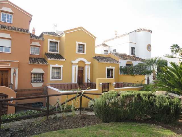 6 bedrooms Townhouse in Estepona