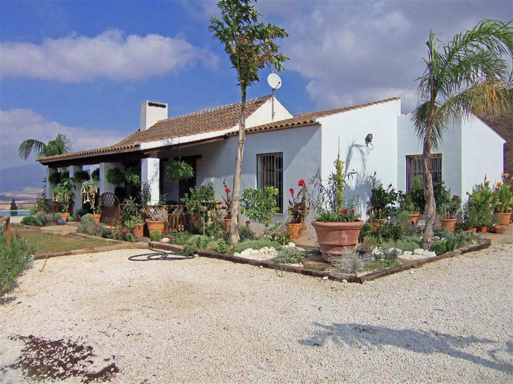 An idyllic hideaway located only a 10-minute drive from the train station in Alora. This lovely finc, Spain