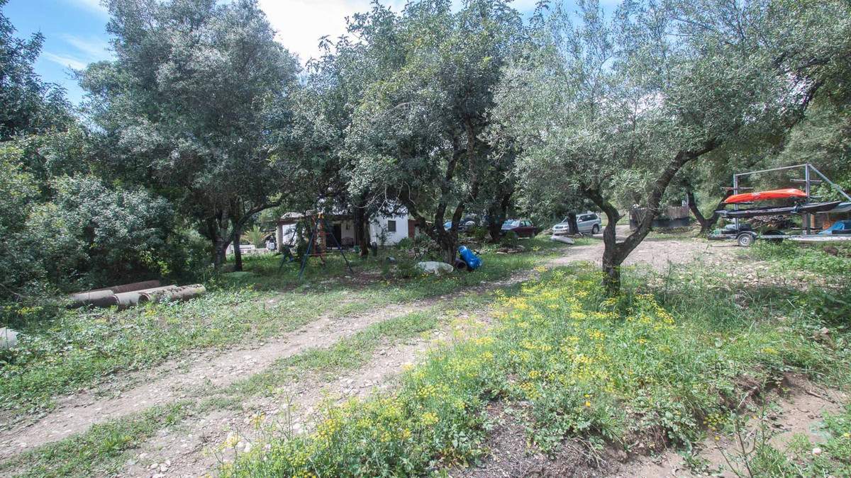 Magnificent  country property for sale  situated in a charming area along the Genal river, in the area of Casares, 35 minutes by car to Estepona, i...