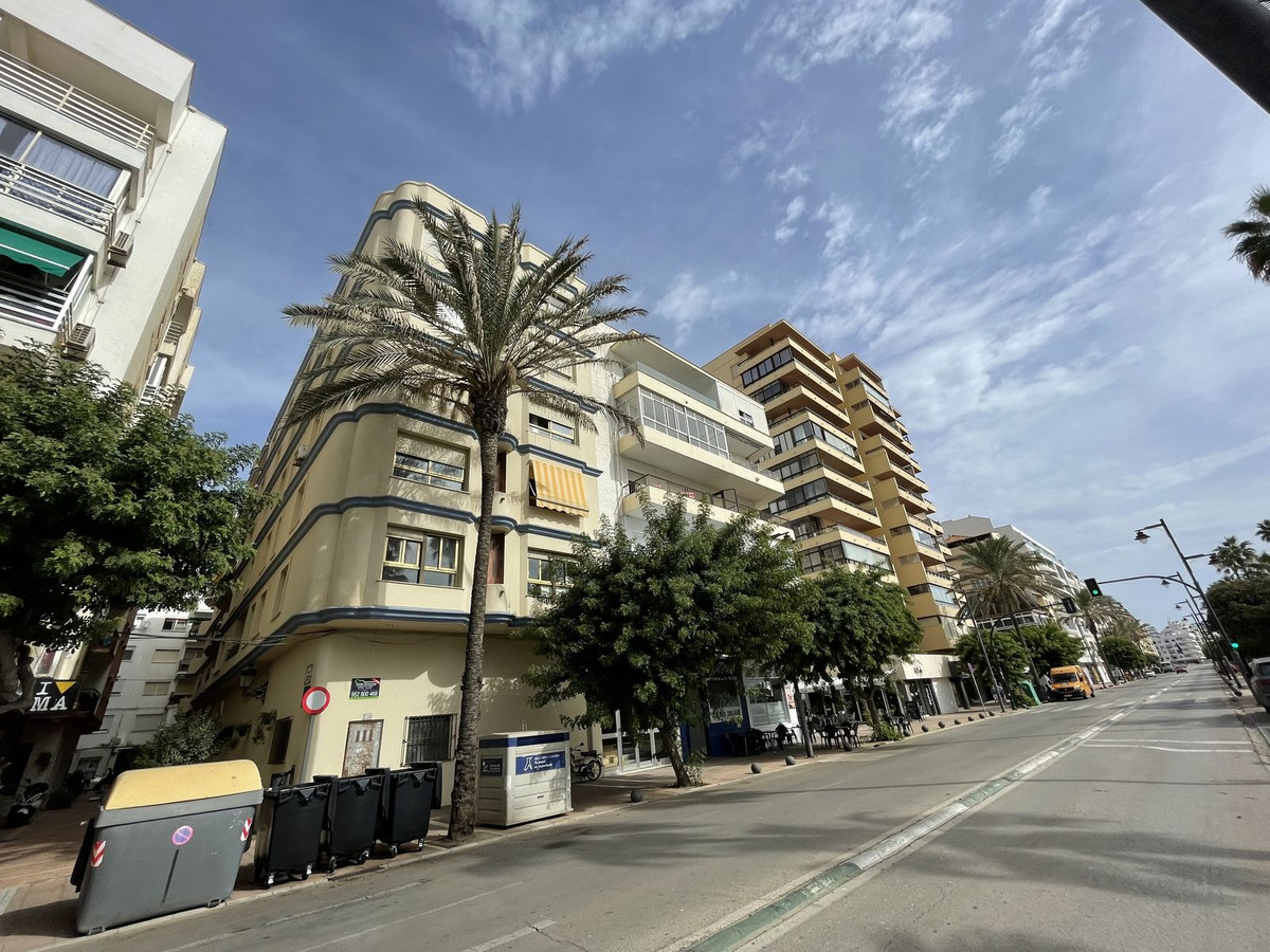 Business, Estepona, Costa del Sol.
Built 800 m², Terrace 60 m².

Setting : Beachfront, Commercial Ar, Spain