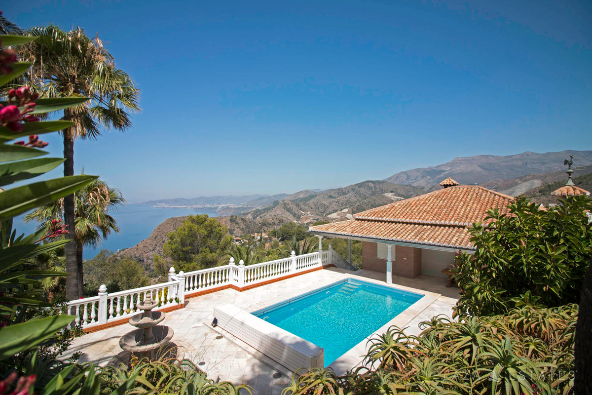 Excellent villa for sale located in Cerro Gordo, La Herradura. The property has a total built area o, Spain