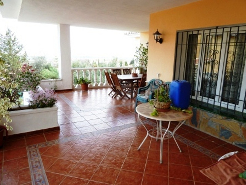 221-V  sell spectacular villa on 1225m2 fenced plot without pool, consisting of ground floor lounge, dining room with fireplace and home, complete...