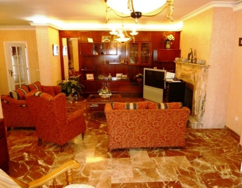 8 bedroom Villa For Sale in Alhaurín de la Torre, Málaga - thumb 2