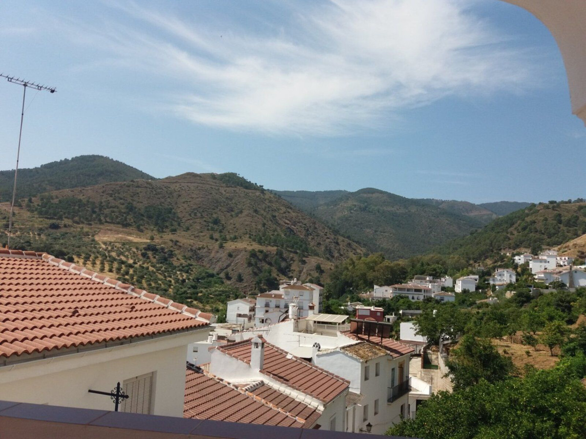 Excellent detached house in the province of Malaga in the municipality of Tolox, nestled in the Natural Park of the Sierra de las Nieves, declared...