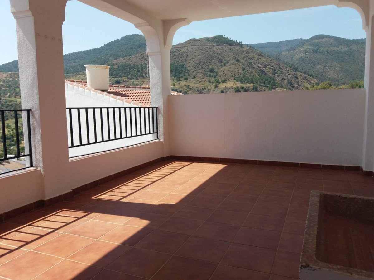 Excellent detached house in the province of Malaga in the municipality of Tolox, nestled in the Natural Park of the Sierra de las Nieves, declared...