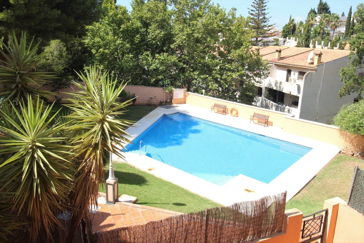 <h2>Townhouse with Spacious Design in Complex with Pool in Benalmadena</h2>
<p>Ben, Spain