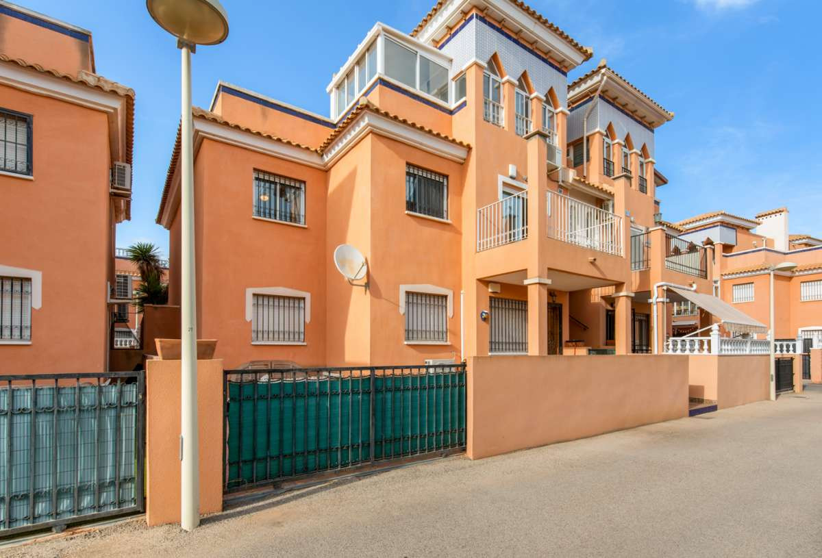 Beautiful south-facing duplex flat with 3 bedrooms and 2 bathrooms.
The property was built in 2003 a, Spain
