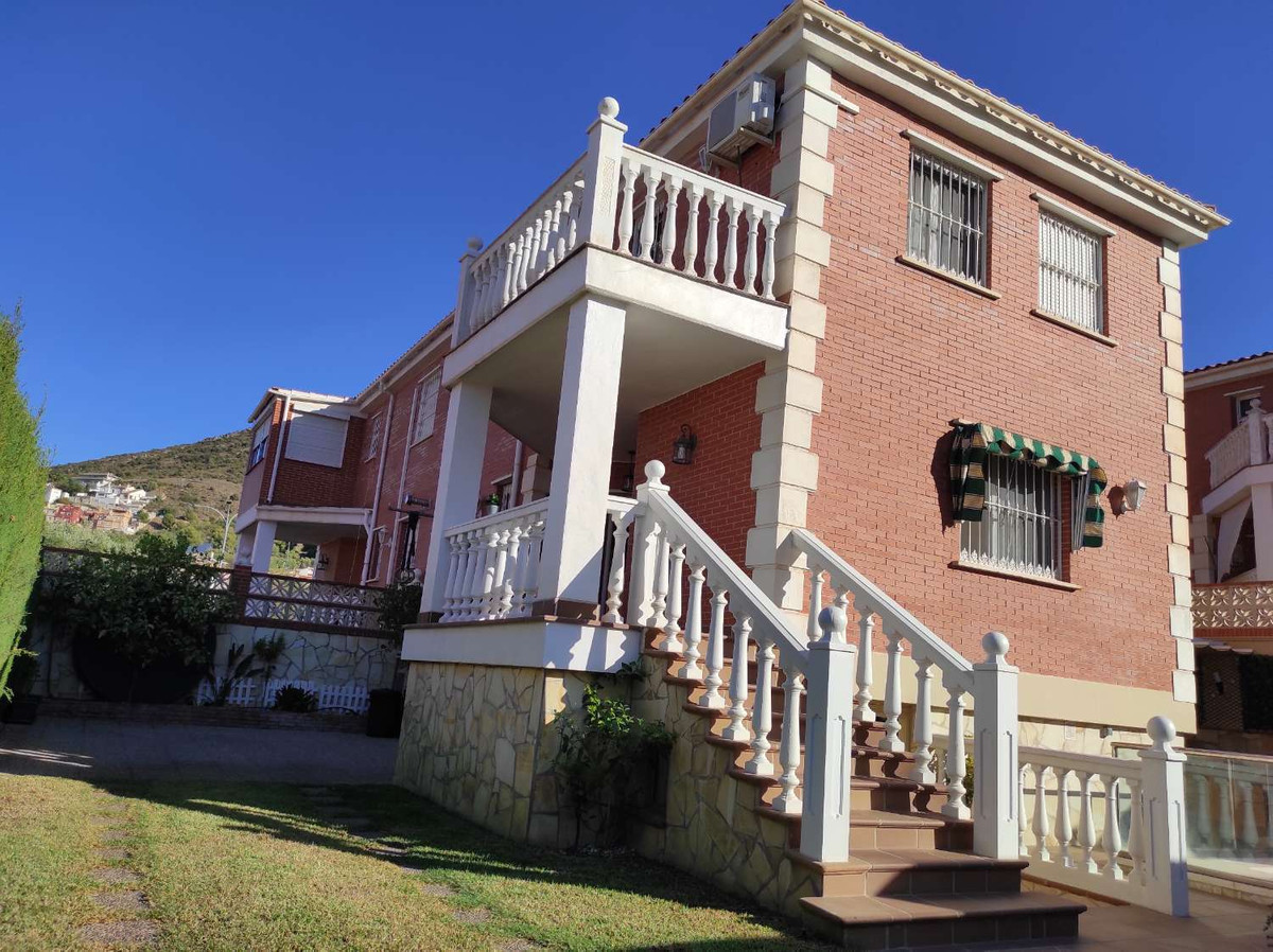 Semi-Vrijstaande Villa te koop in Alhaurín de la Torre R4151821