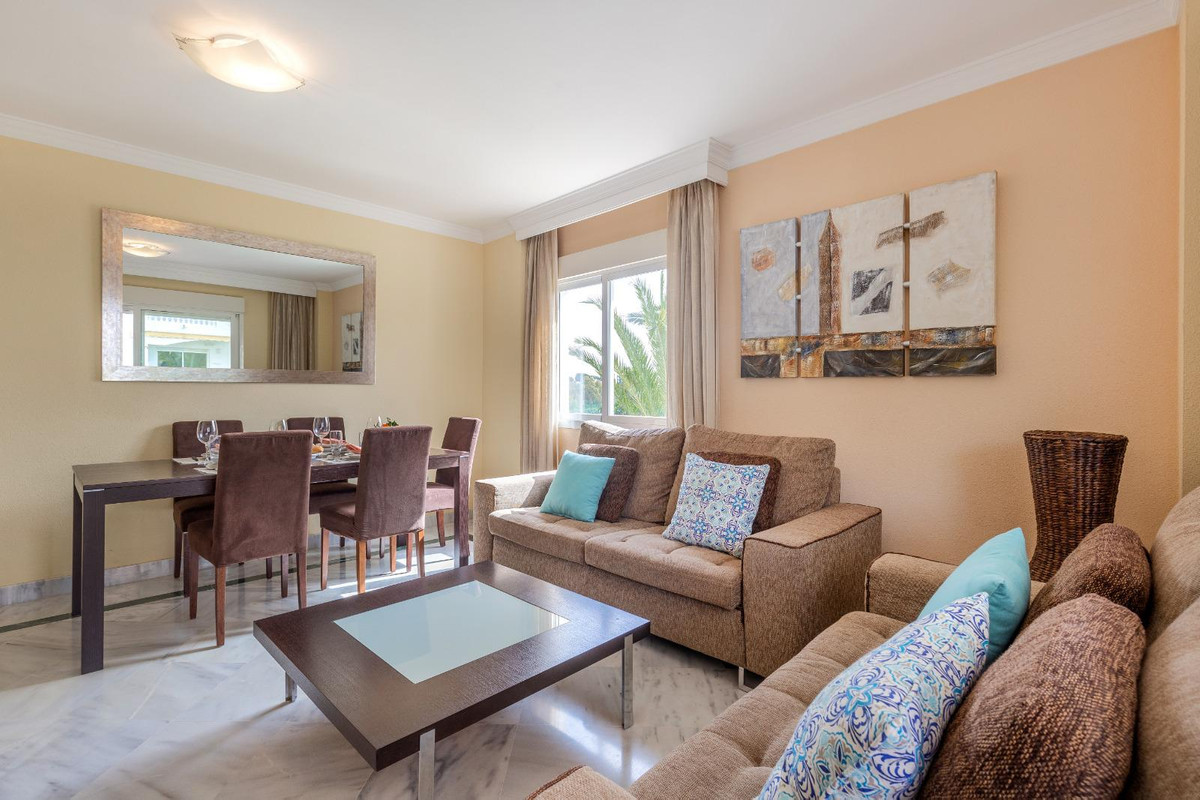Beautiful apartment  in the well-known Dama de Noche urbanization in Puerto Banús, the apartment is located on the second floor counting with three...