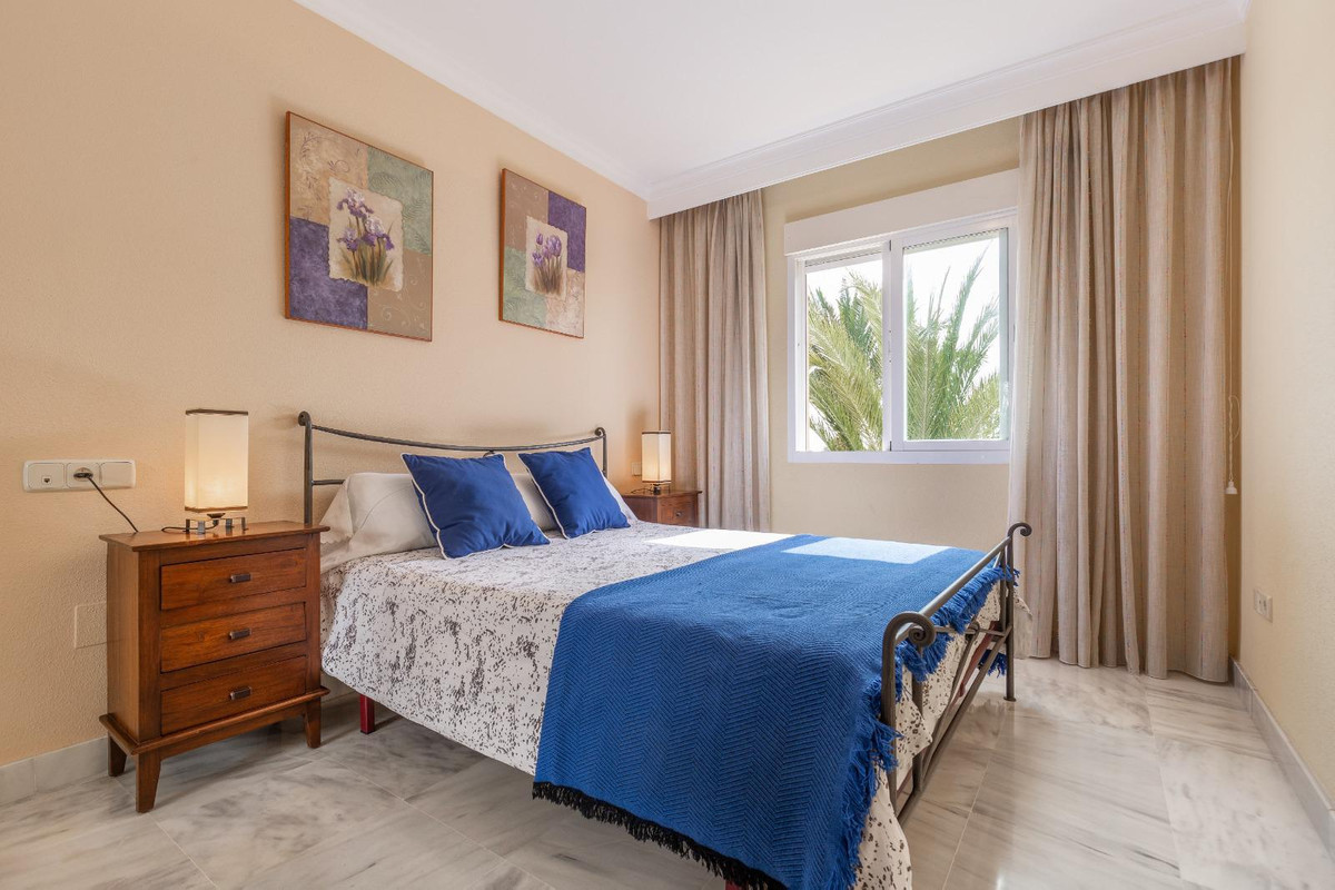 Beautiful apartment  in the well-known Dama de Noche urbanization in Puerto Banús, the apartment is located on the second floor counting with three...