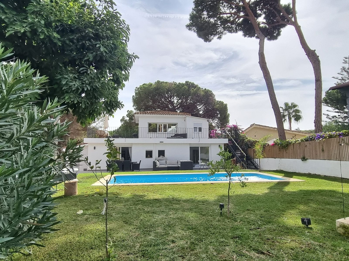 4 bedroom Villa For Sale in El Rosario, Málaga - thumb 1