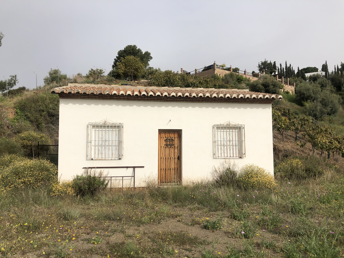 Finca of 40m2 located near the entrance of Frigiliana with very good access.